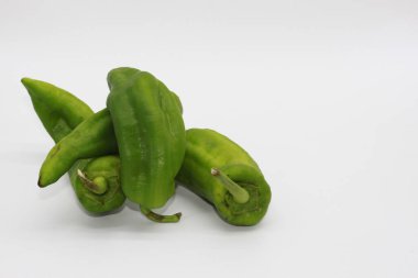 Beyaz arkaplanda yeşil biber