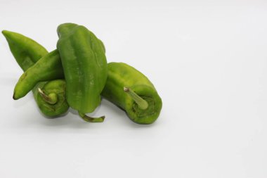 Beyaz arkaplanda yeşil biber