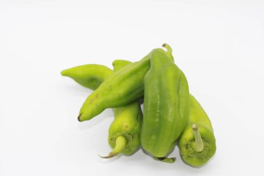 Beyaz arkaplanda yeşil biber