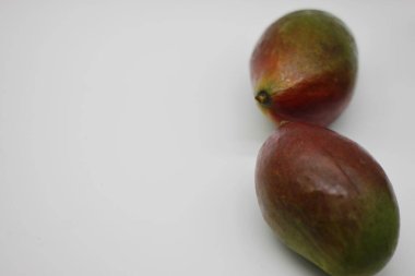 Beyaz arkaplanda yalıtılmış mango meyveleri