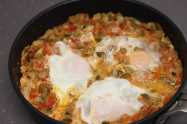 Ratouille sebzeli haşlanmış yumurta.
