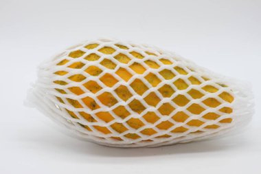 Beyaz koruyucu ağlı sarı papaya.