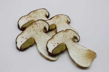 Beyaz arka planda yuvarlanmış mantarlar