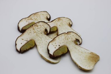 Beyaz arka planda yuvarlanmış mantarlar