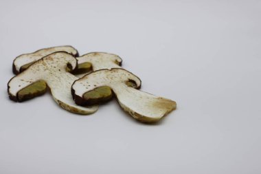 Beyaz arka planda yuvarlanmış mantarlar