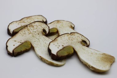 Beyaz arka planda yuvarlanmış mantarlar