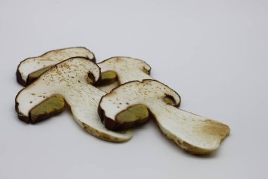 Beyaz arka planda yuvarlanmış mantarlar