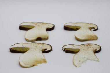 Beyaz arka planda yuvarlanmış mantarlar