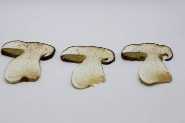 Beyaz arka planda yuvarlanmış mantarlar