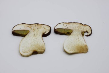 Beyaz arka planda yuvarlanmış mantarlar