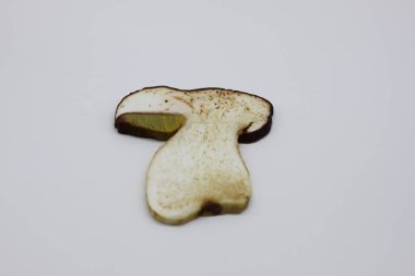 Beyaz arka planda yuvarlanmış mantarlar