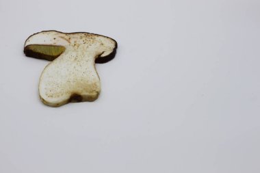 Beyaz arka planda yuvarlanmış mantarlar