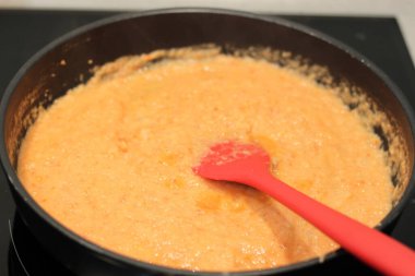 Tavada domates ve soğan sosu pişirmek.