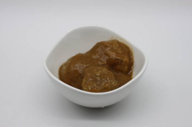 Soğan soslu biftek köftesi.