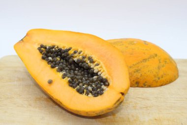 Papaya tahtadan ikiye bölünmüş.