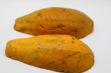 Papaya beyaz arka planda yarı izole kesilmiş