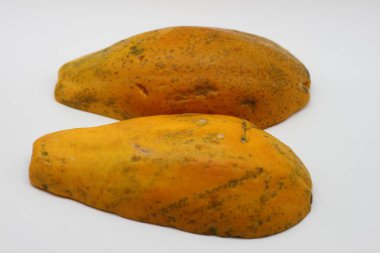 Papaya beyaz arka planda yarı izole kesilmiş