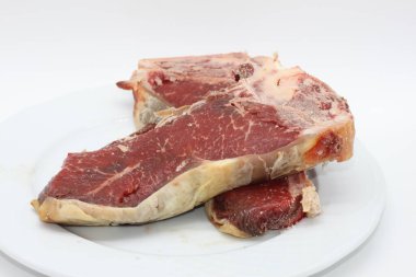 İnek pirzolası izole edilmiş beyaz arka plan