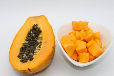 Dilimlenmiş papaya beyaz arka planda izole