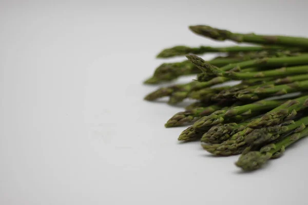 Asparagus Liar Pada Latar Belakang Putih — Stok Foto