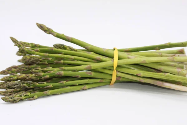 Asparagus Liar Pada Latar Belakang Putih — Stok Foto