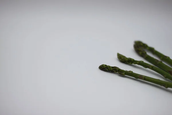 Asparagi Selvatici Sfondo Bianco — Foto Stock