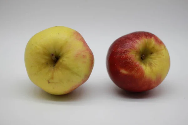 Manzanas Rojas Aisladas Sobre Fondo Blanco — Foto de Stock