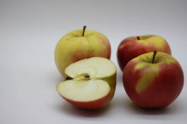 Manzana Roja Cortada Por Mitad Aislada Sobre Fondo Blanco — Foto de Stock