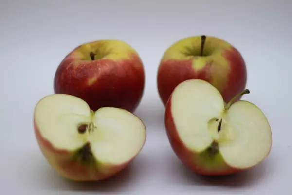 Roter Apfel Halbiert Isoliert Auf Weißem Hintergrund — Stockfoto