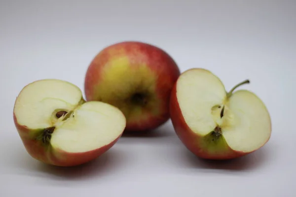 Manzana Roja Cortada Por Mitad Aislada Sobre Fondo Blanco — Foto de Stock