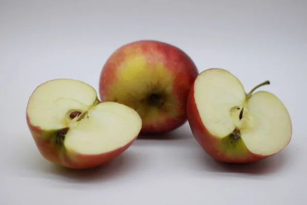 赤りんごは白地に半分に切り込み — ストック写真