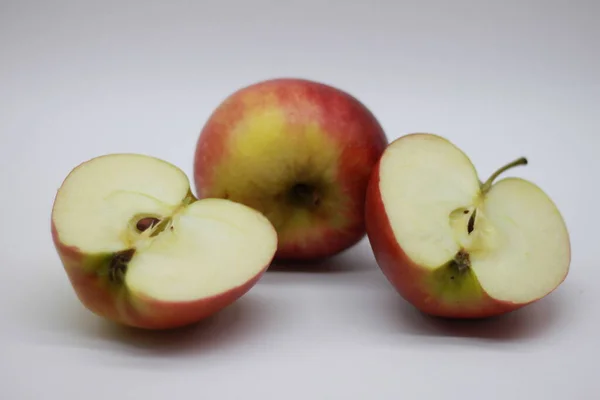 Manzana Roja Cortada Por Mitad Aislada Sobre Fondo Blanco — Foto de Stock