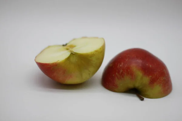 Κόκκινο Μήλο Κομμένο Στη Μέση Απομονωμένο Λευκό Φόντο — Φωτογραφία Αρχείου