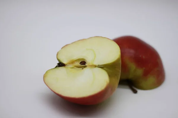 Manzana Roja Cortada Por Mitad Aislada Sobre Fondo Blanco — Foto de Stock