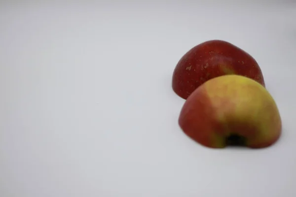 Manzana Roja Cortada Por Mitad Aislada Sobre Fondo Blanco — Foto de Stock