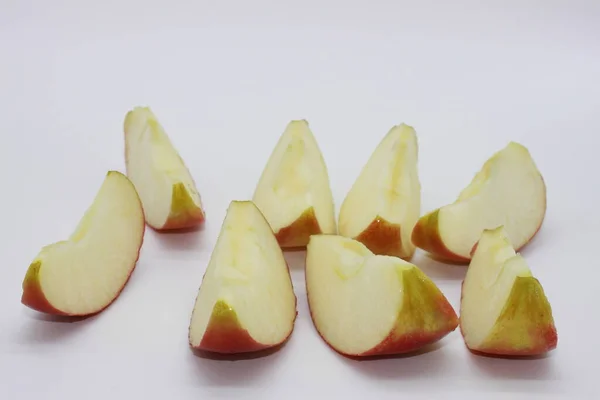 Trozos Manzana Roja Aislados Sobre Fondo Blanco —  Fotos de Stock