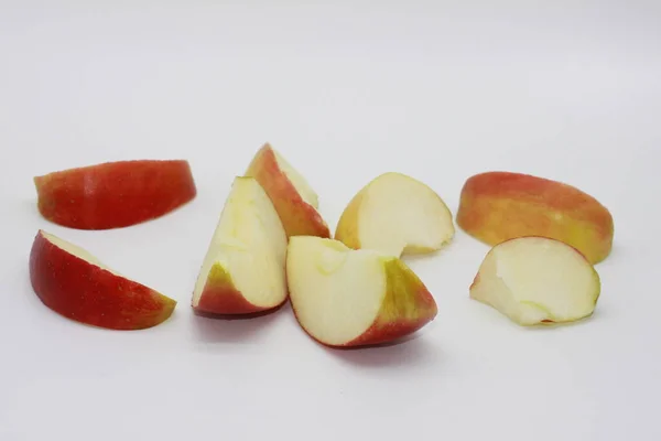 Beyaz Arkaplanda Izole Edilmiş Kırmızı Elma Parçaları — Stok fotoğraf