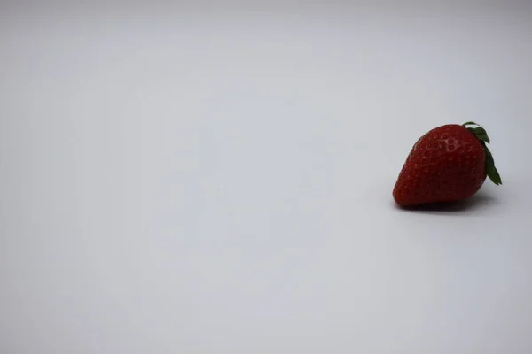 Rode Aardbeien Geïsoleerd Witte Achtergrond — Stockfoto