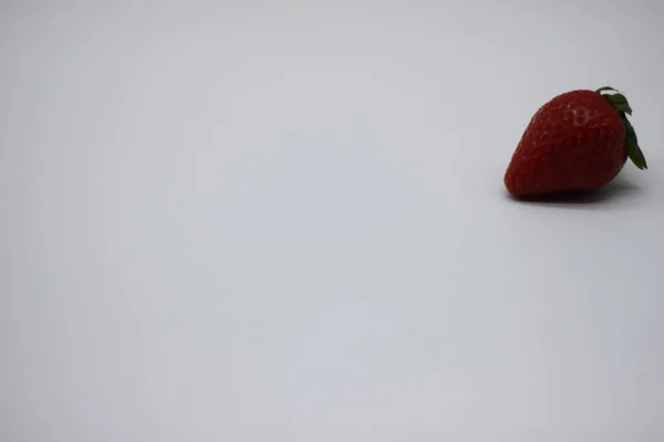 Rode Aardbeien Geïsoleerd Witte Achtergrond — Stockfoto
