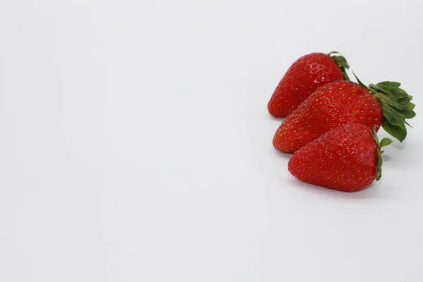 Fraises Rouges Isolées Sur Fond Blanc — Photo