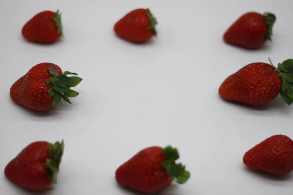 Fraises Rouges Isolées Sur Fond Blanc — Photo