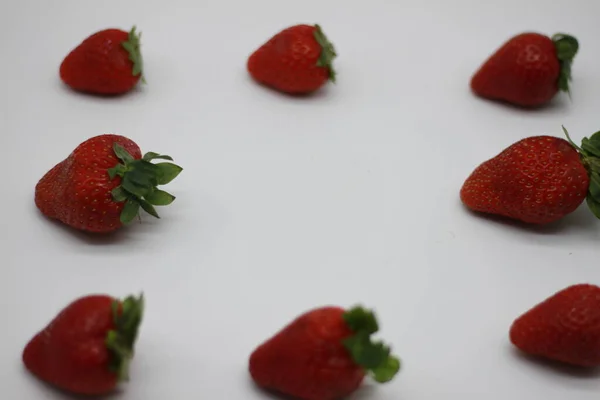 Fraises Rouges Isolées Sur Fond Blanc — Photo