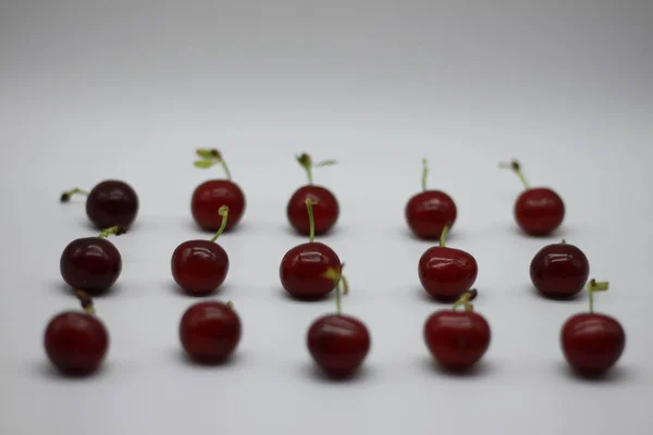 Cerezas Rojas Sobre Fondo Blanco —  Fotos de Stock