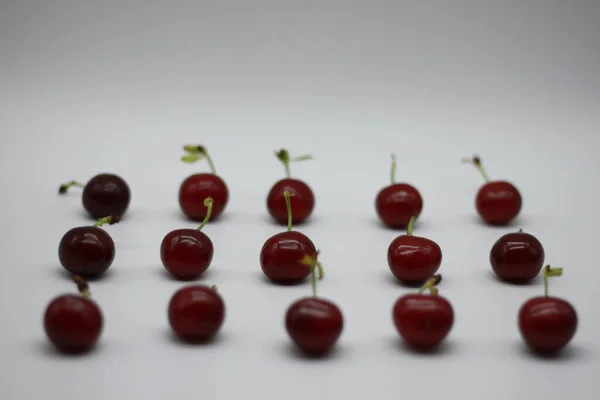 Cerezas Rojas Sobre Fondo Blanco —  Fotos de Stock