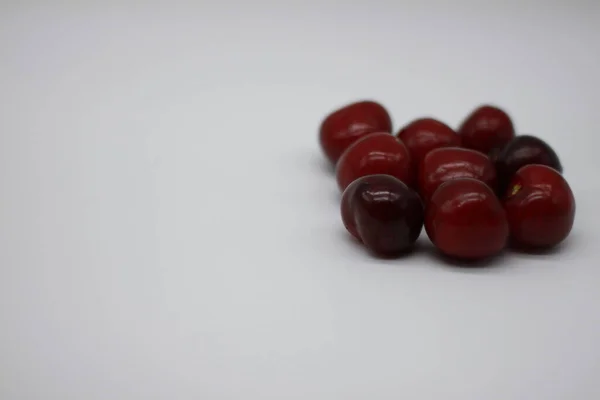 Cerezas Rojas Sobre Fondo Blanco —  Fotos de Stock