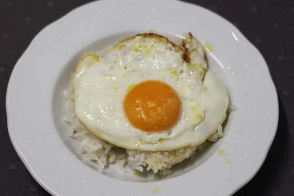 白いご飯の上に目玉焼き — ストック写真