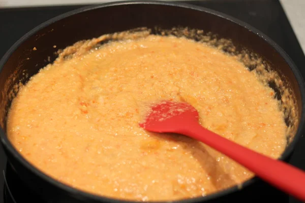 用平底锅煮西红柿和洋葱酱 — 图库照片