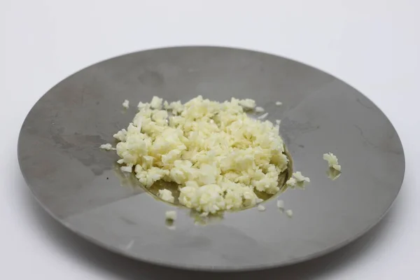 Ψιλοκομμένο Σκόρδο Ασημένιο Πιάτο — Φωτογραφία Αρχείου