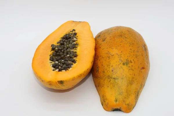 Papaya Gesneden Helft Geïsoleerd Witte Achtergrond — Stockfoto