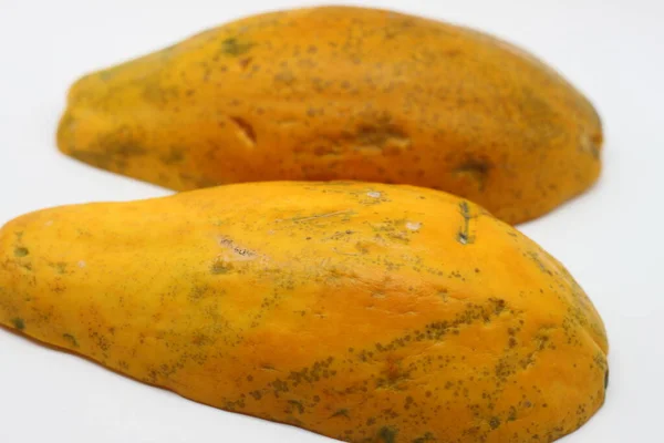 Papaya Cortada Por Mitad Aislada Sobre Fondo Blanco —  Fotos de Stock